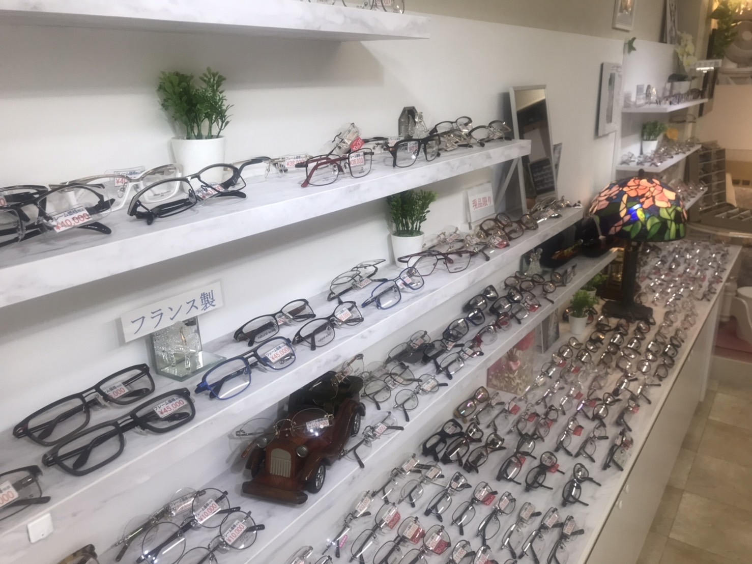 様々な種類のメガネが陳列されています