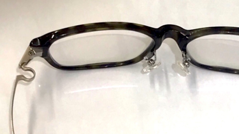 レンズと鼻パッドが修復されたメガネの写真